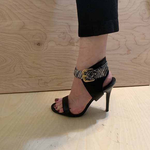 Gorgeous pair of Guess heels. Size 7 1/2. Ankle strap in black and white. - Picture 3 of 7